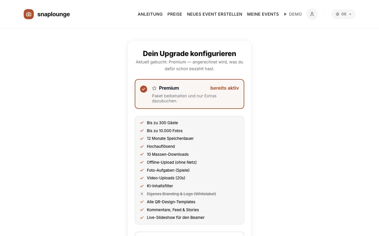 Bild aus der App: Bei einem bezahlten Paket öffnet sich „Dein Upgrade konfigurieren“: Paket wählen, auf Wunsch Extras dazubuchen – „+12 Monate Download-Zeit“ (19,99 €) oder „+200 Gäste & Speicher“ (14,99 €).